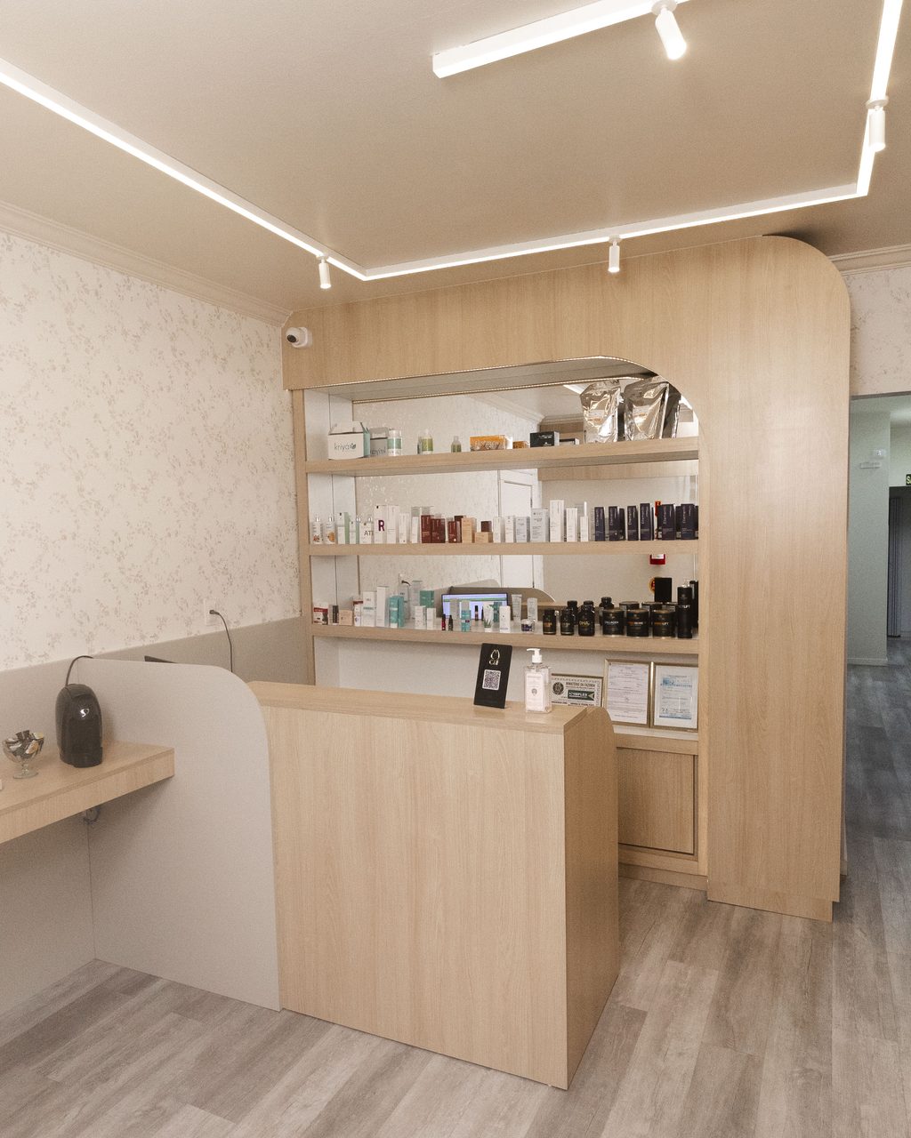 Recepção da Corpo & Forma: balcão de atendimento e vitrine com os dermocosméticos usados nos protocolos