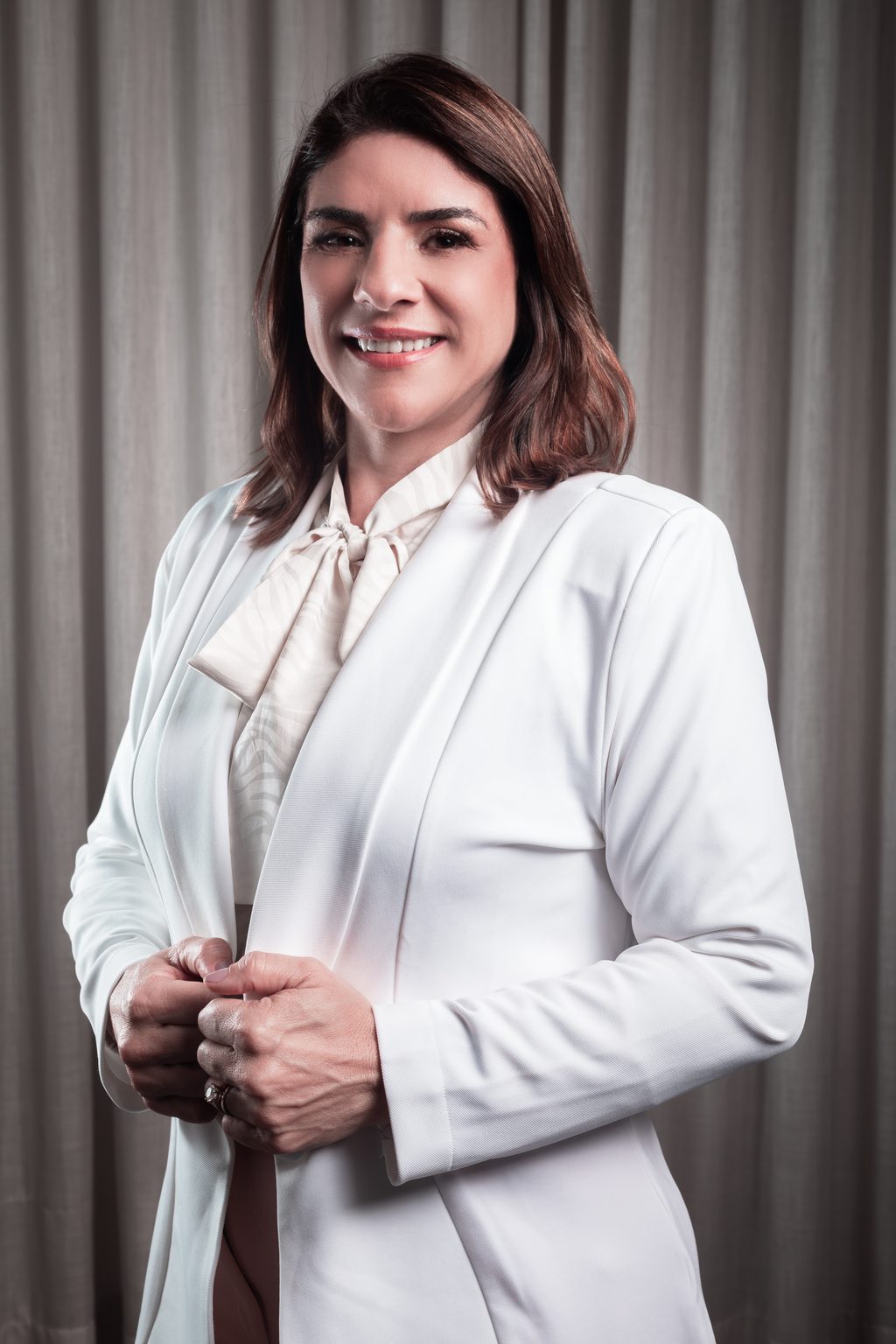 Dra. Glicéria Maria de Castro Tarachuk, biomédica esteta responsável pela Corpo & Forma, em traje clínico branco