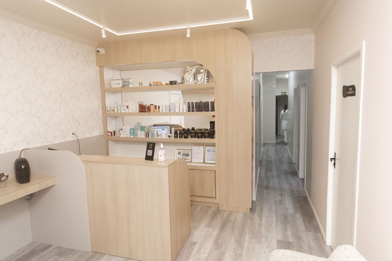 Recepção da Corpo & Forma, com balcão de atendimento e vitrine de dermocosméticos