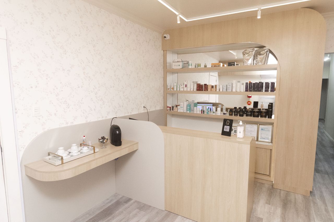 Recepção da Corpo & Forma, com balcão de atendimento e vitrine de dermocosméticos