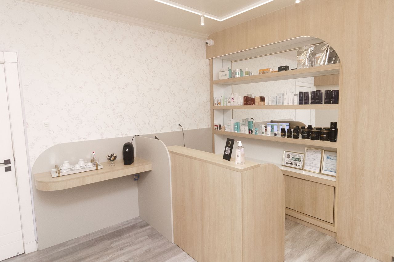 Recepção da Corpo & Forma, com balcão de atendimento e vitrine de dermocosméticos
