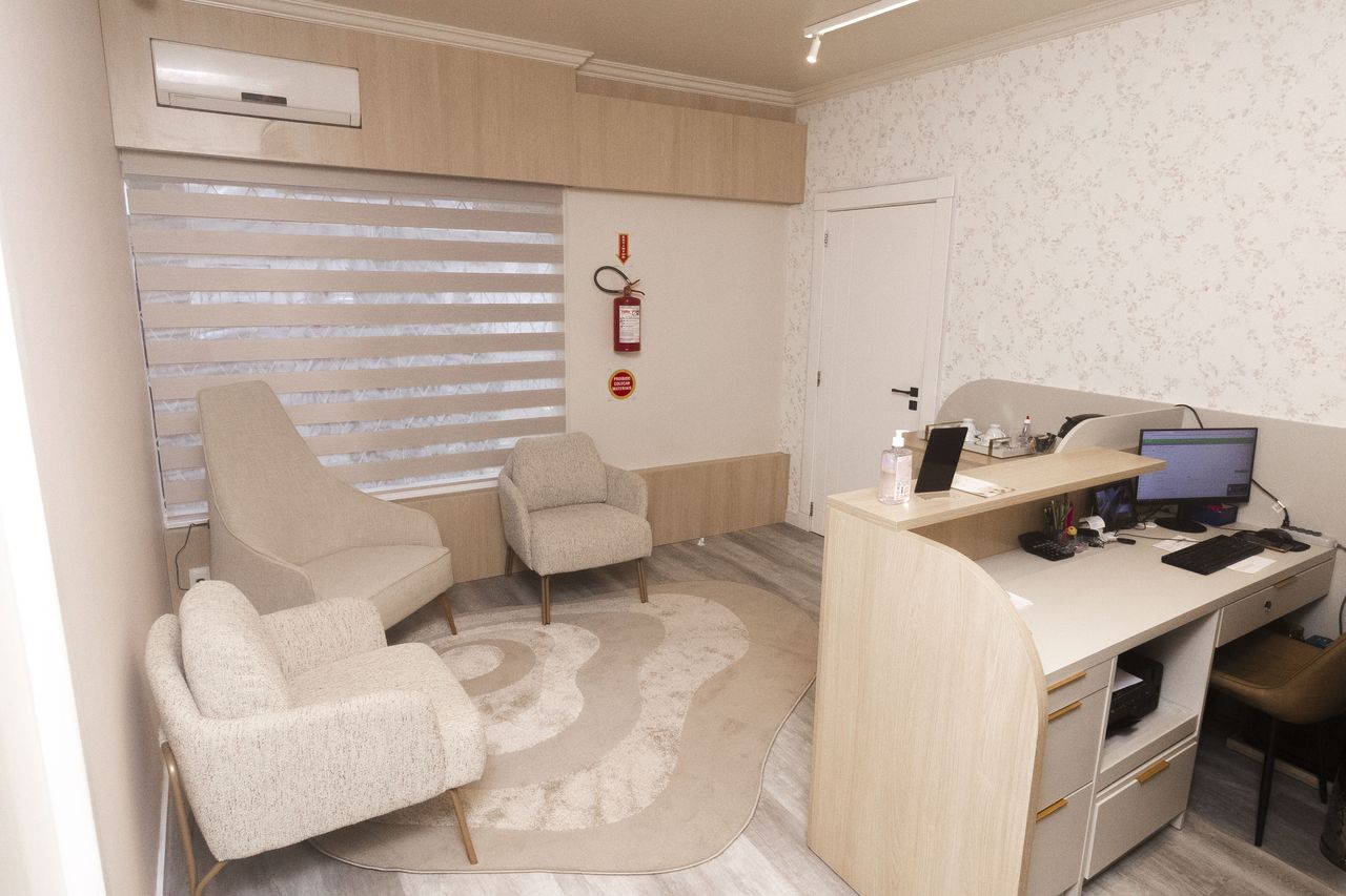 Sala de avaliação da Corpo & Forma, com poltronas e estação de atendimento